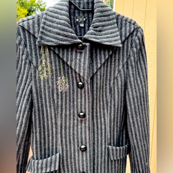 Vintage 80% Wool Striped Long Coat – Elegant Embroidered Detail - Picture 4 of 7